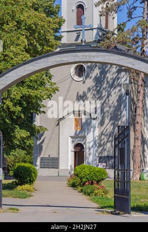 Belgrade, Serbie - 11 septembre 2021 : les Saints Apôtres Pierre et Paul Église orthodoxe de Vinca. Banque D'Images