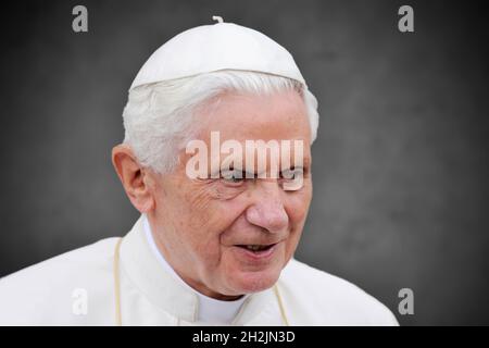 PHOTOMONTAGE : le pape Benoît XVIPhoto d'archive : Pape Benoît XVI, Portrait, Portrait, visite du Pape Benoît XVI en Allemagne du 22 au 25 septembre 2011, Berlin, le 22 septembre 2011. Banque D'Images