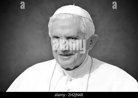 PHOTOMONTAGE : le pape Benoît XVIPhoto d'archive : Pape Benoît XVI, Portrait, Portrait, visite du Pape Benoît XVI en Allemagne du 22 au 25 septembre 2011, Berlin, le 22 septembre 2011. Banque D'Images