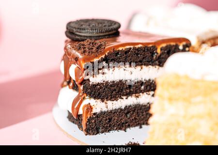 Gâteau au chocolat avec biscuits sur fond rose Banque D'Images