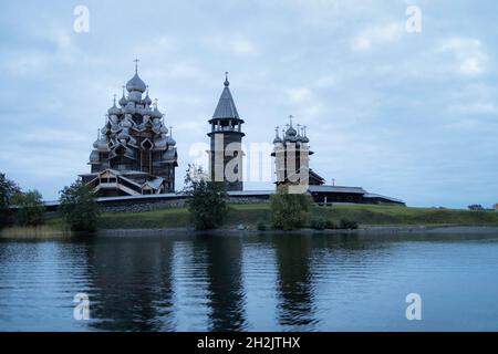 KIZHI, Carélie, septembre 2021, Musée sur le lac Onega immeuble en bois de l'église de l'intersession du très Saint Théolokos.Vue depuis le lac Banque D'Images