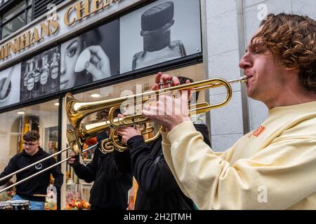 Cork, Irlande.22 octobre 2021.Le Cork Guinness Jazz Festival a commencé aujourd'hui.Le festival de jazz a lieu à Cork et dans les environs et se déroule jusqu'au lundi 25 octobre.Le groupe de jazz basé à Cork « Code of Behavior » a attiré une foule importante sur Oliver Plunkett Street.Crédit : AG News/Alay Live News Banque D'Images