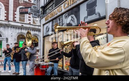 Cork, Irlande.22 octobre 2021.Le Cork Guinness Jazz Festival a commencé aujourd'hui.Le festival de jazz a lieu à Cork et dans les environs et se déroule jusqu'au lundi 25 octobre.Le groupe de jazz basé à Cork « Code of Behavior » a attiré une foule importante sur Oliver Plunkett Street.Crédit : AG News/Alay Live News Banque D'Images