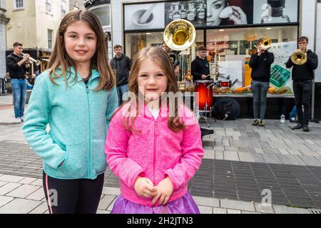 Cork, Irlande.22 octobre 2021.Le Cork Guinness Jazz Festival a commencé aujourd'hui.Le festival de jazz a lieu à Cork et dans les environs et se déroule jusqu'au lundi 25 octobre.Appréciant le groupe de jazz basé à Cork 'Code of Behavior' étaient les sœurs Faye et Willow Donovan de Mallow.Crédit : AG News/Alay Live News Banque D'Images