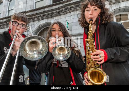 Cork, Irlande.22 octobre 2021.Le Cork Guinness Jazz Festival a commencé aujourd'hui.Le festival de jazz a lieu à Cork et dans les environs et se déroule jusqu'au lundi 25 octobre.Les membres du groupe Rebel Brass Conor Redmond, Amy O'Callaghan et Eimear Hoolahan ont joué avec le groupe sur Oliver Plunkett Street.Crédit : AG News/Alay Live News Banque D'Images