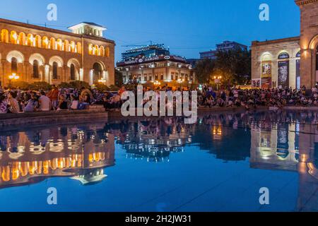 EREVAN, ARMÉNIE - 4 JUILLET 2017 : vue en soirée des fontaines de la place de la République à Erevan. Banque D'Images