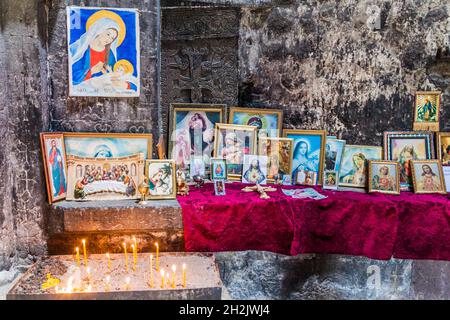 HAYRAVANK, ARMÉNIE - 10 JUILLET 2017 : photos religieuses au monastère de Hayravank, Arménie Banque D'Images