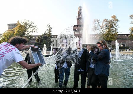 Milan, Italie.22 octobre 2021.Milan, Italie - 22 octobre 2021: Vendredi pour les futurs activistes du climat portant des masques représentant des dirigeants du monde, scène une foule éclair devant le château de Sforza en préparation du G20 Credit: Piero Cruciatti/Alay Live News Banque D'Images