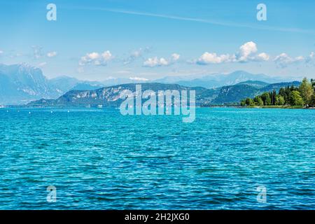 Panorama du lac de Garde et des Alpes.Monte Pizzocolo, Adamello et Brenta Dolomites, pointe de San Vigilio, du village de Lazise, Italie. Banque D'Images