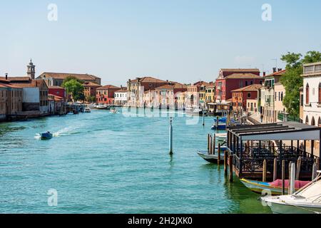 Paysage urbain de l'île de Murano, célèbre pour la production de verre artistique.Canal avec maisons et bateaux, Venise, Vénétie, Italie, Europe. Banque D'Images