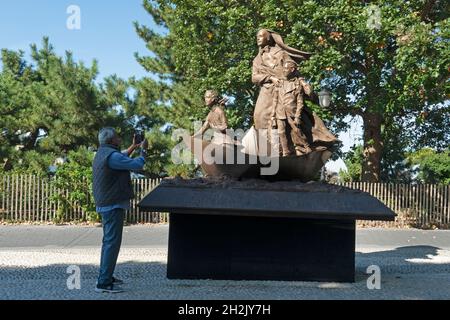 Les passants s'arrêtent souvent pour regarder et parfois pour photographier un mémorial à Saint-mère Cabrini qui a été érigé à Battery Park City, Manhattan. Banque D'Images