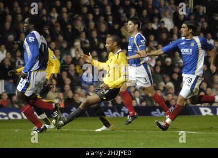 Portsmouth contre Arsenal Thierry Henry marque Arsenal.Pic MIKE WALKER 2006 Banque D'Images