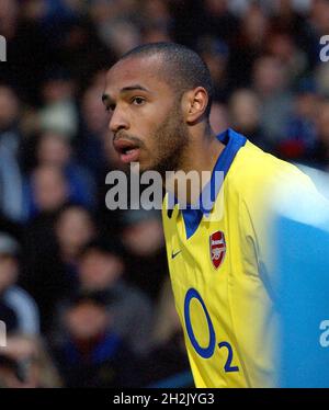 PORTSMOUTH V ARSENAL 4-05-04 THIERRY HENRY PIC MIKE WALKER, 2004 Banque D'Images