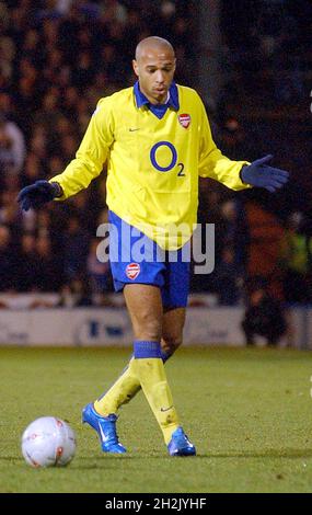 PORTSMOUTH V ARSENAL THIERRY HENRY PIC MIKE WALKR 2004 Banque D'Images