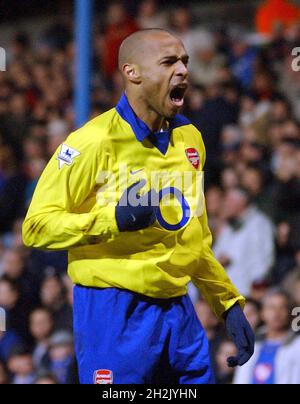 L'ARSENAL V DE PORTSMOUTH thierry henry célèbre le but no1. pic MIKE WALKER 2004 Banque D'Images