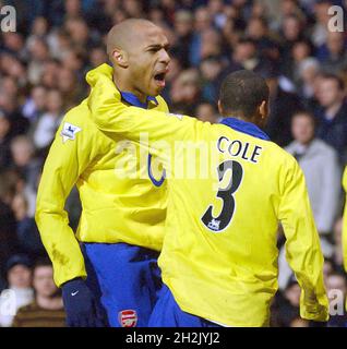 L'ARSENAL V DE PORTSMOUTH thierry henry célèbre le but no1. pic mMIKE WALKER 2004 Banque D'Images
