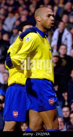 L'ARSENAL V DE PORTSMOUTH thierry henry célèbre le but no1. pic MIKE WALKER 2004 Banque D'Images