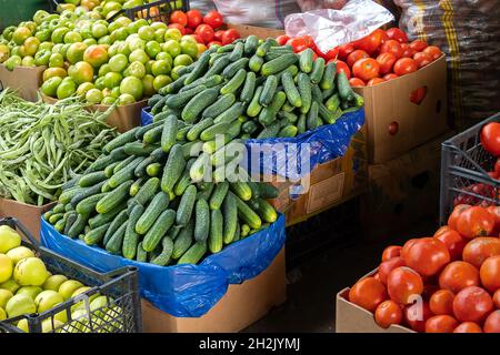 Gros plan il y a beaucoup de légumes différents sur le marché.Tomates, concombres, haricots sur le marché des légumes Banque D'Images