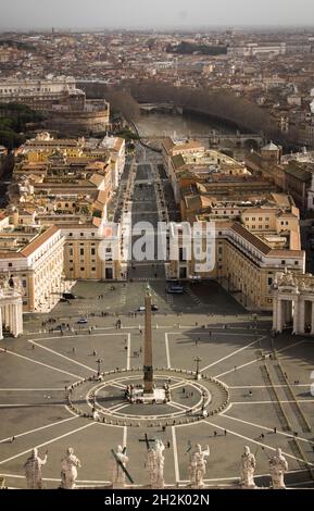Vue sur la place Saint-Pierre à Rome depuis le Dôme Banque D'Images