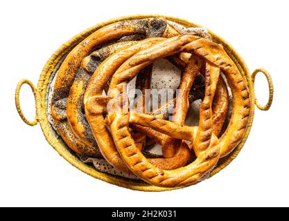 vue de dessus de plusieurs bretzel doux dans le panier isolé sur fond blanc Banque D'Images