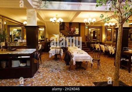 Paris, France-19 octobre 2021 : fondé en 1921, le café du Commerce est une grande brasserie de luxe, située dans l'une des rues les plus animées du 15ème jour Banque D'Images