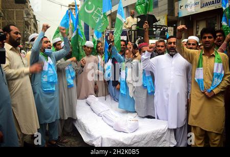 Pakistan.22 octobre 2021.Les militants de Jamat-e-Islami (JI) tiennent des funérailles symboliques du gouvernement lors de leur manifestation contre le prix des produits essentiels, à Yadgar Chowk à Peshawar, le vendredi 22 octobre 2021.Credit: Asianet-Pakistan/Alamy Live News Banque D'Images