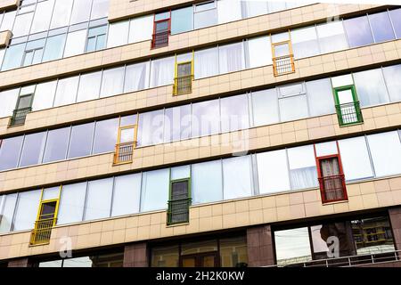 Cet immeuble haut en verre à la façade de la ville de Moscou est doté d'un balcon vitré Banque D'Images