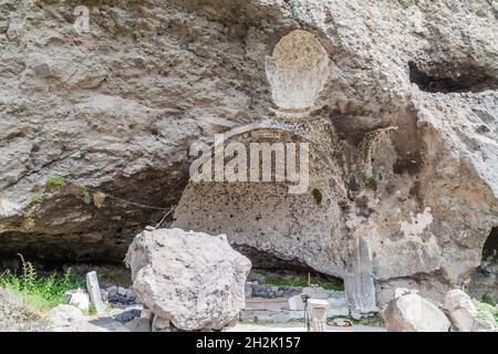 Ruines de la grotte du monastère Vanis Kvabebi sculptées dans une falaise, Géorgie Banque D'Images