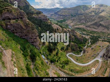 Route menant de la vallée de la rivière Mtkvari au monastère de la grotte Vanis Kvabebi sculpté dans une falaise, en Géorgie Banque D'Images