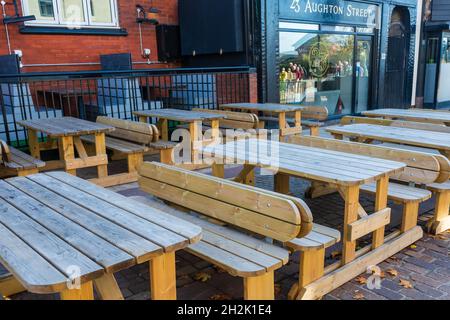 21.10.21 Ormskirk, Lancashire, Royaume-Uni.Des chaises et des tables vides à l'extérieur d'une maison publique sur la rue Aughton à Ormskirk dans le Lancashire Banque D'Images