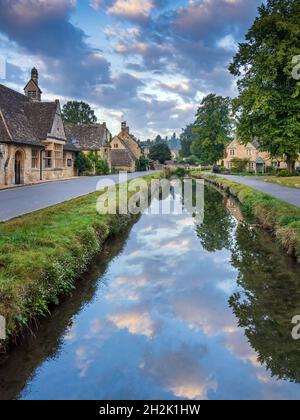 Chalets de calcaire à côté du River Eye dans le pittoresque village de Lower Slaughter, dans le Gloucestershire, en Angleterre. Banque D'Images