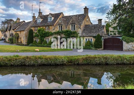 Chalets de calcaire à côté du River Eye dans le pittoresque village de Lower Slaughter, dans le Gloucestershire, en Angleterre. Banque D'Images