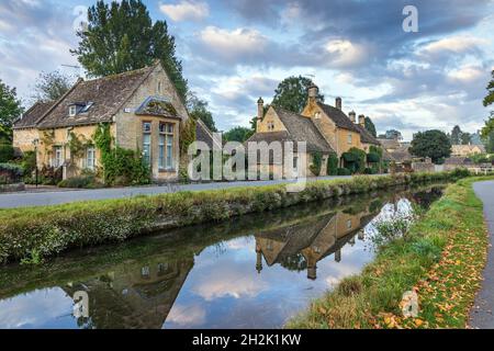 Chalets de calcaire à côté du River Eye dans le pittoresque village de Lower Slaughter, dans le Gloucestershire, en Angleterre. Banque D'Images