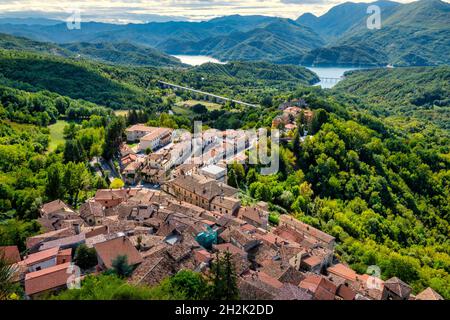 Vue sur Petrella Salto depuis la Rocca Cenci, Italie Banque D'Images