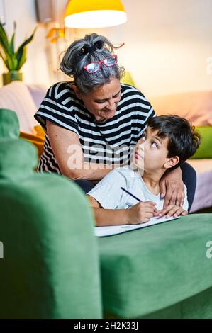 mère avec son fils s'amusant à la maison. Banque D'Images