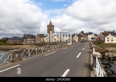 PORTBAIL, FRANCE - 30 août 2021 : vue de Portbail depuis l'ancien pont, ciel dramatique Banque D'Images