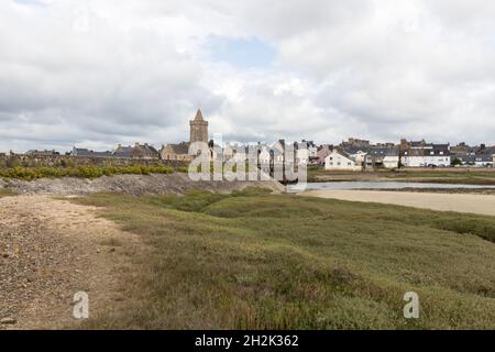 PORTBAIL, FRANCE - 30 août 2021 : vue de Portbail depuis le port, ciel dramatique Banque D'Images