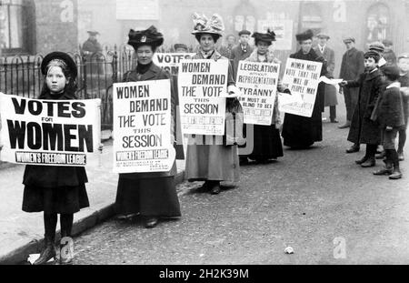 Suffragettes.Défilé d'affiches organisé par la Women's Freedom League pour promouvoir le message du suffrage, c.1907 Banque D'Images