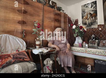 portrait d'une femme âgée dans sa maison Banque D'Images