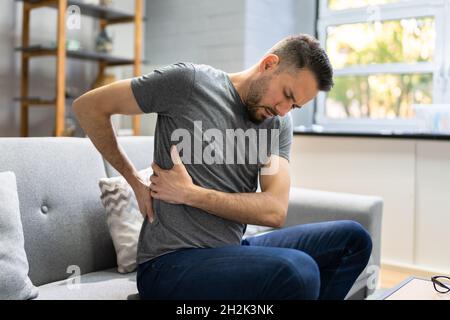 Mal de dos et mal de dos.Table et oreiller orthopédiques Banque D'Images