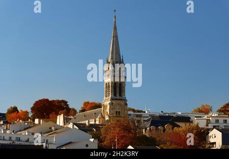 L'église Saint Clodoald et les arbres d'automne.Il a été construit en 1815-1892 dans un style gothique roman .La première pierre a été posée par la reine Marie-Antoinet Banque D'Images