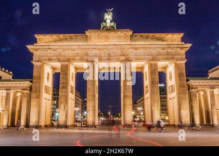 BERLIN, ALLEMAGNE - 6 SEPTEMBRE 2017 : crépuscule à la porte Brandenburger Tor de Brandebourg à Berlin, Allemagne Banque D'Images