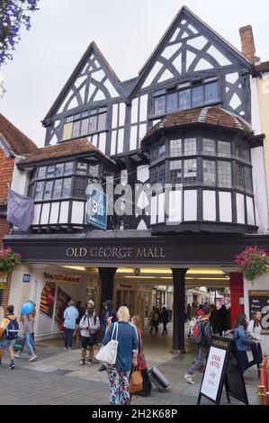 Salisbury, Royaume-Uni : les clients de la galerie marchande Old George dans le centre-ville Banque D'Images