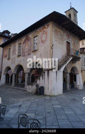 Orta San Giulio, Piémont (Italie): Une vue du Palais de la Communauté sur la piazza Motta Banque D'Images