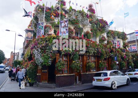 Londres, Royaume-Uni : extérieur du Churchill Arms Pub à Notting Hill Banque D'Images