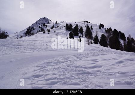 Vue panoramique sur les montagnes et les pistes de la station de ski de Pila, Vallée d'Aoste (Italie) Banque D'Images