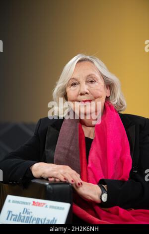 Francfort, Allemagne.22 octobre 2021.22 octobre 2021, Hessen, Francfort-sur-le-main : Gudrun Penndorf, traducteur et lauréat du prix spécial pour les œuvres complètes, prendra part à la présentation du Prix allemand de littérature jeunesse 2021 à la Foire du livre de Francfort 2021.Photo: Sebastian Gollnow/dpa Credit: dpa Picture Alliance/Alay Live News Banque D'Images