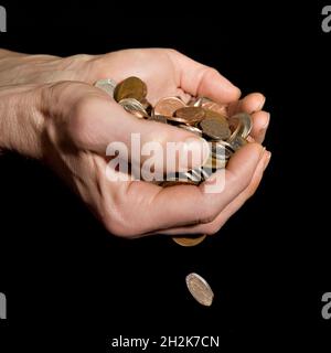 Homme caucasien (42 ans) mains avec de l'argent tombant dépeignant le concept de «money glissant entre les mains» ou «trop d'argent à détenir» Banque D'Images