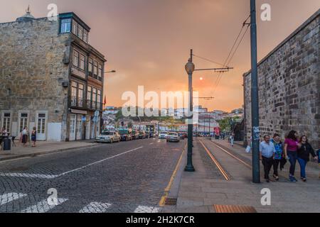 PORTO, PORTUGAL - 16 OCTOBRE 2017 : rue Infante Dom Henrique à Porto, Portugal. Banque D'Images