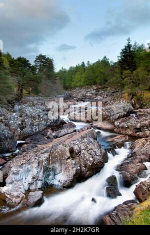 La belle chute Achness en petite série prise à Glen Cassley, Sutherland en Écosse en début de soirée Banque D'Images